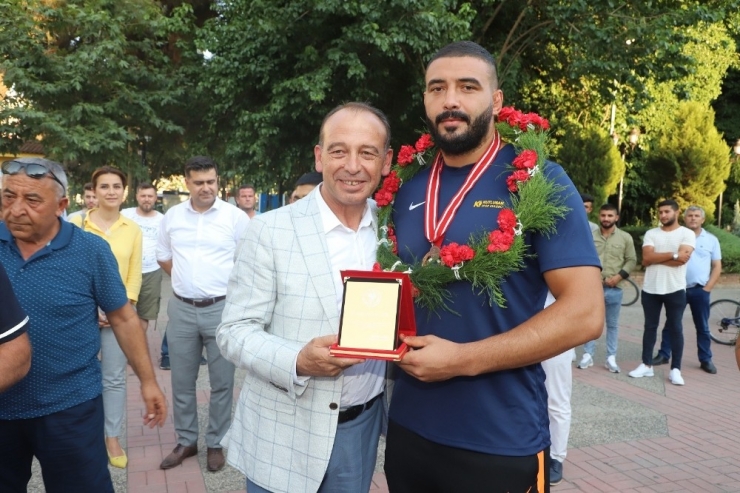 Ünlü Başpehlivanlar Turgutlu’daki Er Meydanına Çıkacak