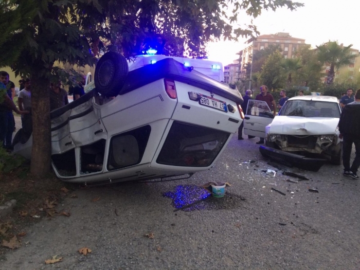 Türkeli’de İki Otomobil Çarpıştı: 3 Yaralı