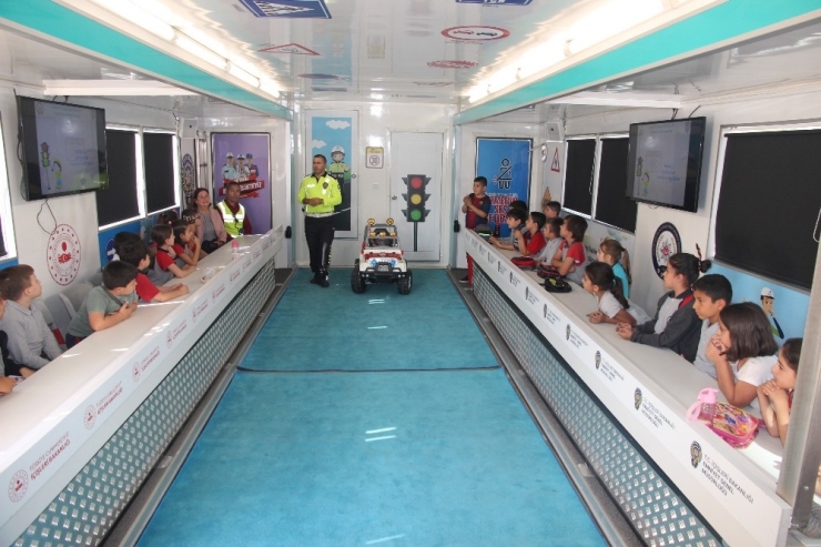 Öğrenciler Akülü Araba Kullanarak Trafik Kurallarını Öğrendi