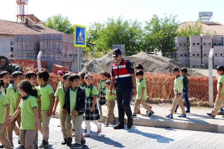 Jandarmadan ‘Yaya Geçidi Nöbeti’