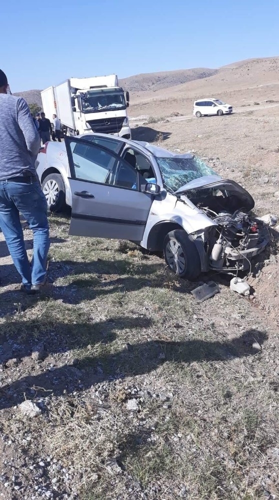 Yozgat’ta Kamyonet İle Otomobil Çarpıştı: 1 Ölü, 1 Yaralı