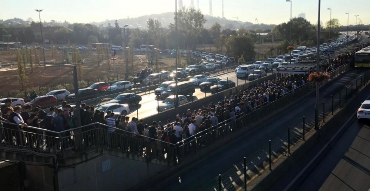 Metrobüsten Yıllık 165 Milyon Dolar Gelir Elde Ediliyor