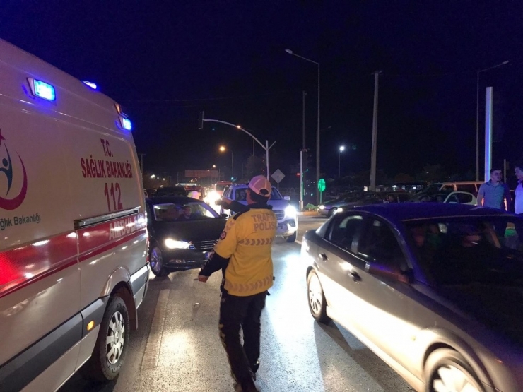 Üniversite Öğrencilerine Otomobil Çarptı