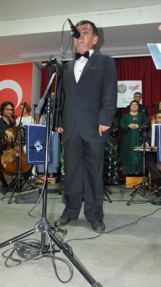 Gündüz Çay Satıyor, Gece Şarkı Söylüyor