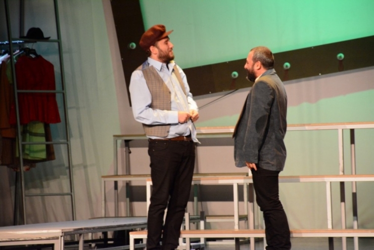 Tiyatro Anadolu Perdelerini Açtı