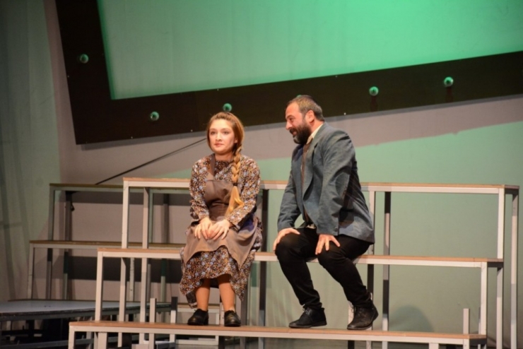 Tiyatro Anadolu Perdelerini Açtı