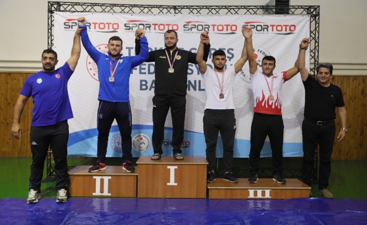 Sivaslı Pehlivanlar Türkiye 3.’sü Oldu