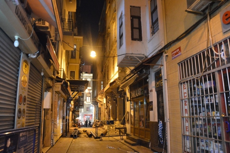 Beyoğlu’nda Çökme Tehlikesi Sebebiyle Boşaltılan Tarihi Binanın Kolonları Güçlendirildi