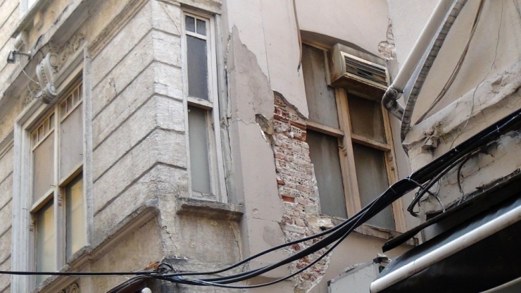 Beyoğlu’nda Çökme Riski Bulunan Binadaki Esnaf Eşyalarını Tahliye Etti