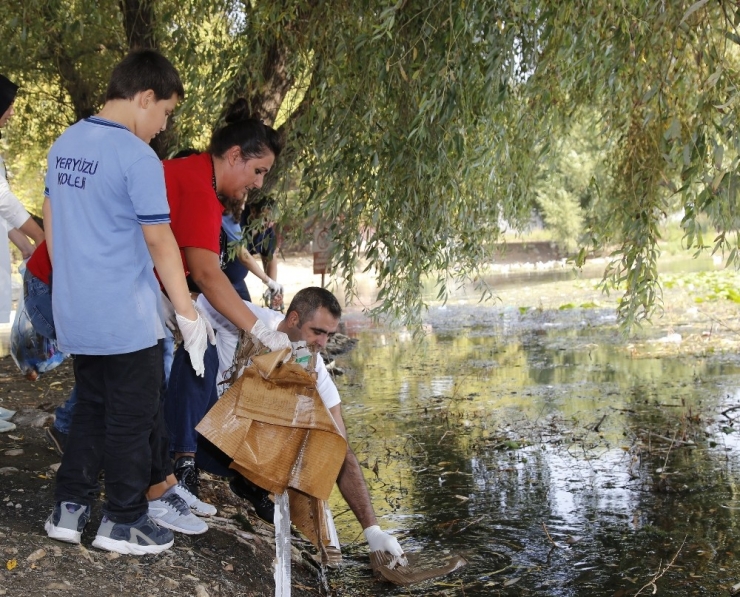Öğrenciler Kırkgöz Gölü’nde Temizlik Yaptı