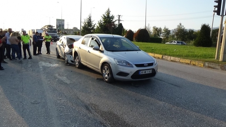 Işıkta Bekleyen Otomobile Arkadan Çarptı: 1 Yaralı