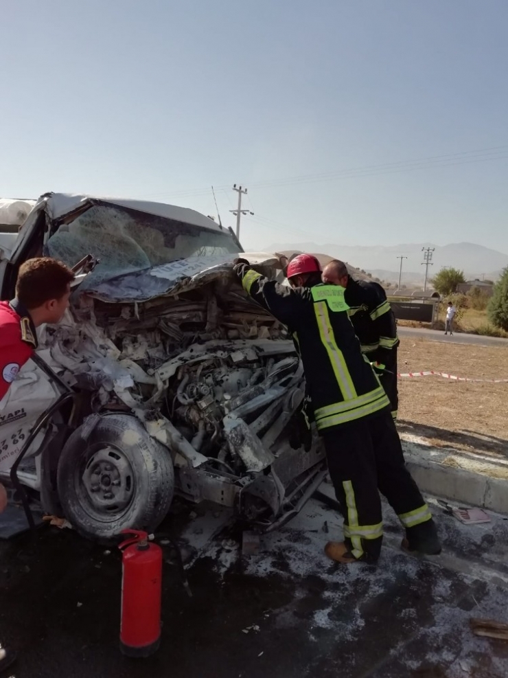 Denizli’de 2 Kamyonet Çarpıştı: 4 Yaralı