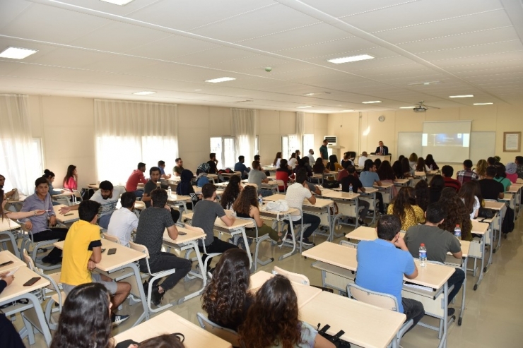 Dü’de Öğrencilere İdari Mahkemelerin Görevi Konferansı