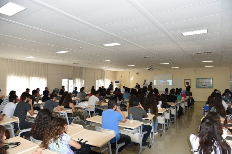 Dü’de Öğrencilere İdari Mahkemelerin Görevi Konferansı