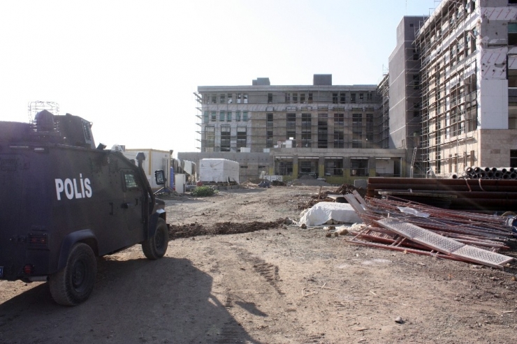 Diyarbakır’da İnşaat İskelesi Çöktü: 2’si Ağır 3 İşçi Yaralı