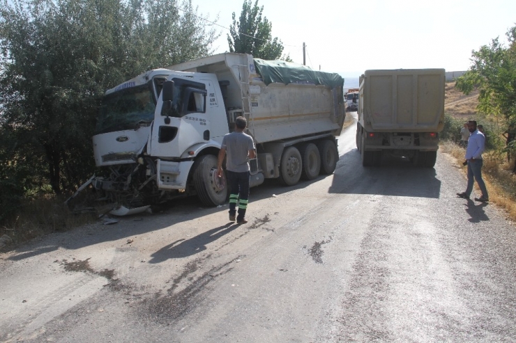 Kamyonlar Çarpıştı: 1 Yaralı