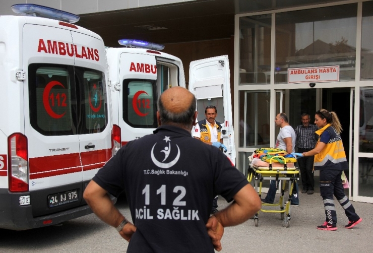 Minibüs İle Otomobil Çarpıştı: 6 Yaralı