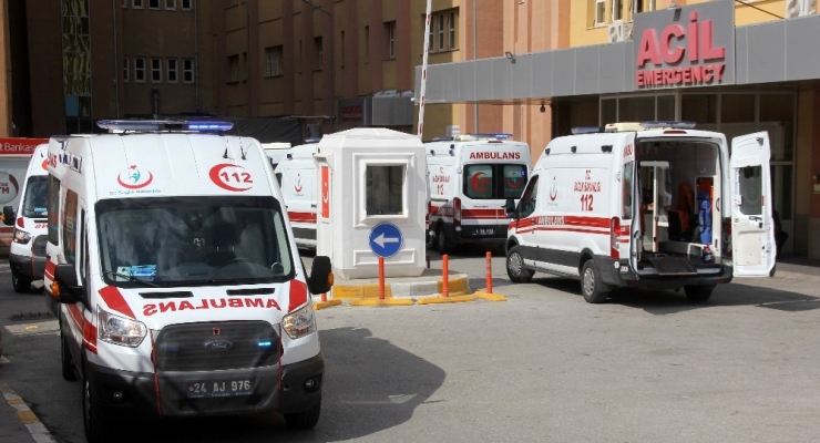 Minibüs İle Otomobil Çarpıştı: 6 Yaralı