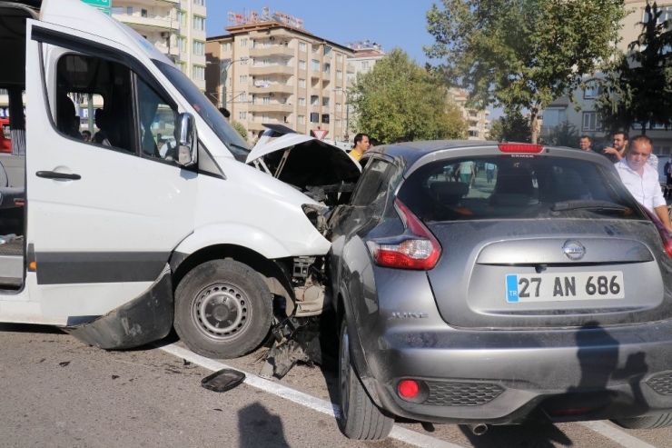 Gaziantep’te Öğrenci Servisi Kaza Yaptı: 6 Yaralı