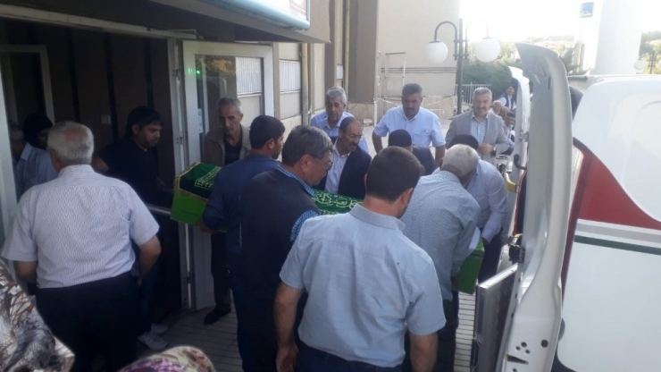 Hollanda’da Öldürülen 2 Çocuk Annesi Memleketi Elazığ’da Toprağa Verildi