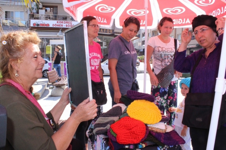 Ünlü Oyuncu Fatma Belgen, Sokak Hayvanları İçin Pazarda Bere Satıyor