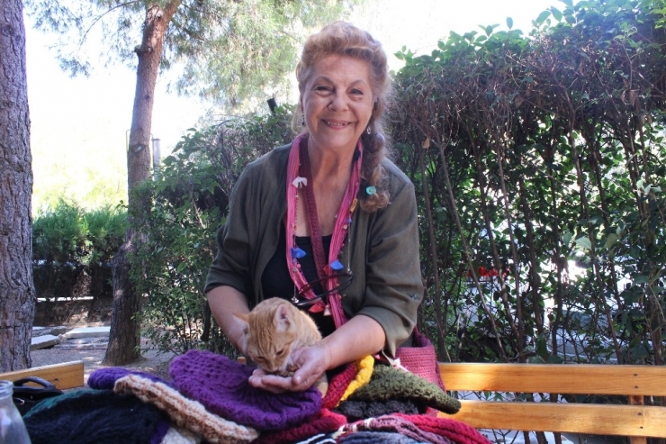 Ünlü Oyuncu Fatma Belgen, Sokak Hayvanları İçin Pazarda Bere Satıyor