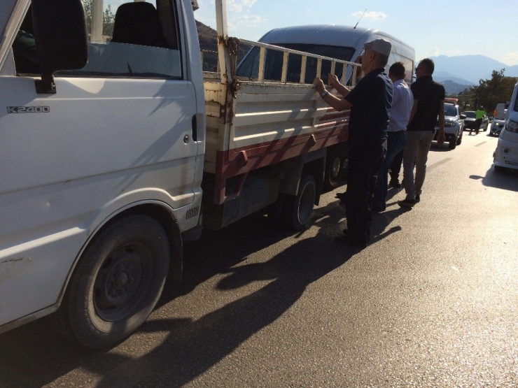 Sıkışan Kamyoneti, Zıpladılar, Kaldırdılar Sonunda Sallayarak Kurtardılar