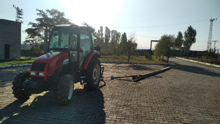 Kars’ta Elektrik Direğini Çalan İki Kişi Suçüstü Yakalandı