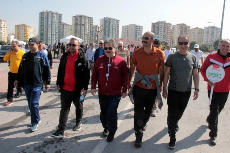 Dünya Yürüyüş Günü Etkinliğinde Yüzlerce Kişi Yürüdü