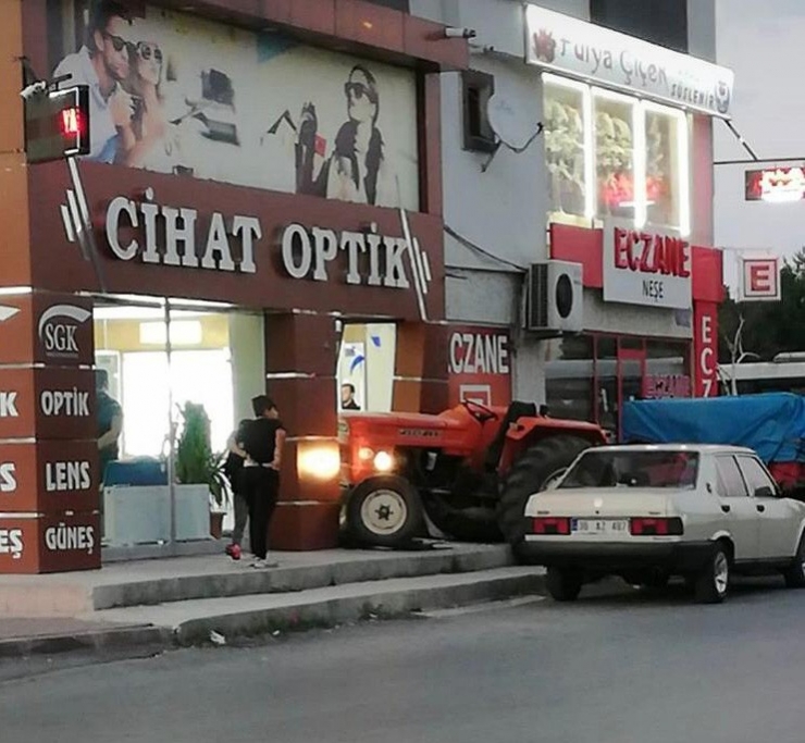 Acemi Sürücü Traktörle Gözlükçüye Girdi