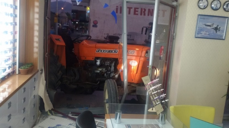 Acemi Sürücü Traktörle Gözlükçüye Girdi