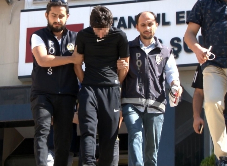 Polisiz Diyerek Turisti Gasp Ettiler, Arabayla Üzerinden Geçtiler