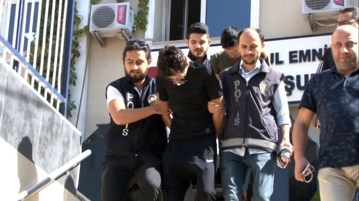 Polisiz Diyerek Turisti Gasp Ettiler, Arabayla Üzerinden Geçtiler