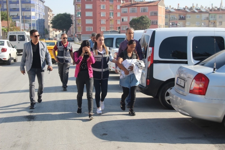 Hırsızlık Şüphelisi Kucağında Bebeğiyle Emniyete Getirildi