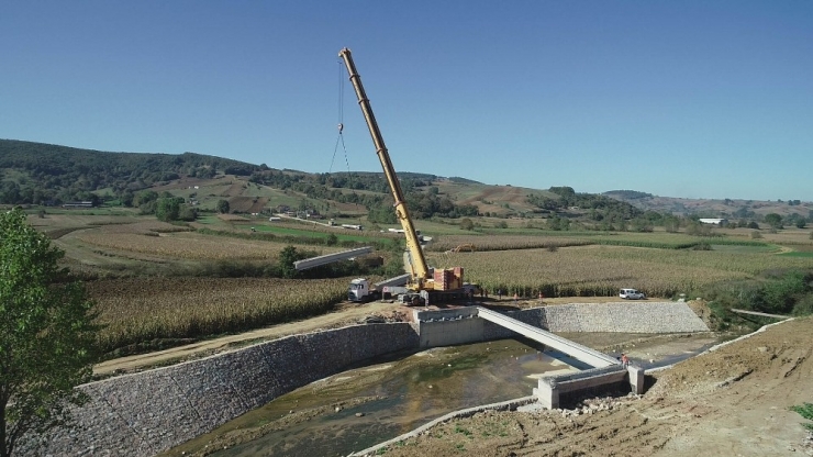İki Mahalleyi Birleştirecek Köprünün Kirişleri Yerleştirildi
