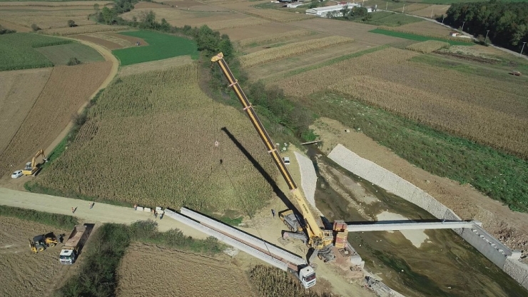 İki Mahalleyi Birleştirecek Köprünün Kirişleri Yerleştirildi