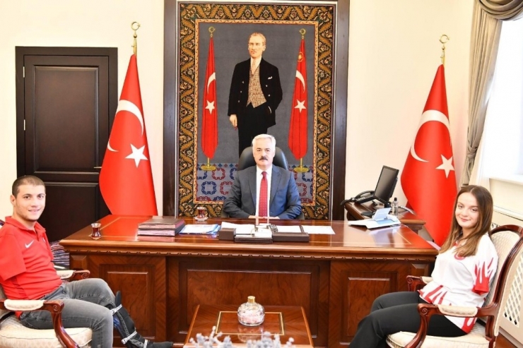 Isparta Valisi Seymenoğlu: "Göğsümüzü Kabartıyor, Gözlerimizi Yaşartıyorsunuz"