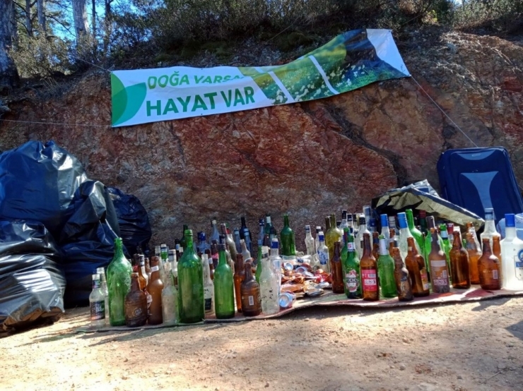 Gönüllüler Top Tepesi’nden Çöp Topladı