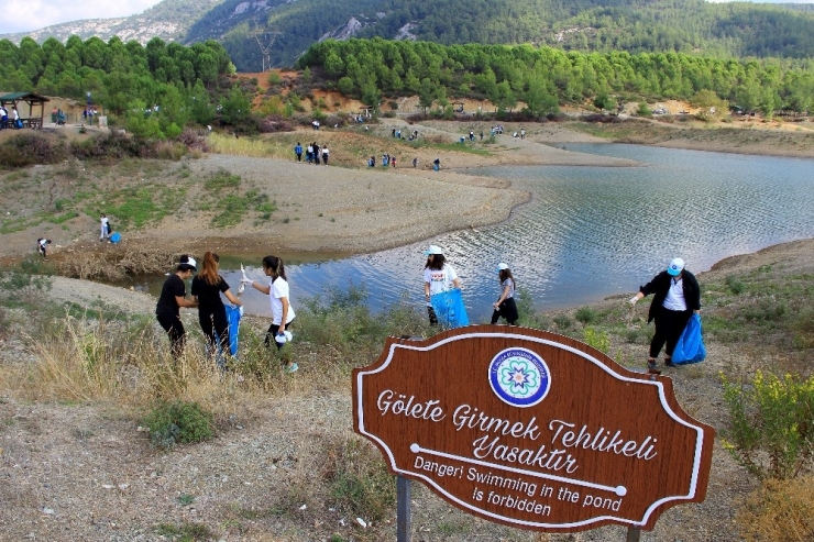 Öğrenciler ‘Çevre’ Dersini Çöp Toplayarak Yaptı