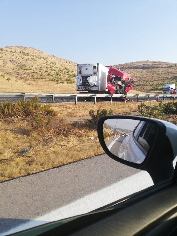 Tır Bariyere Çarptı: 1 Yaralı