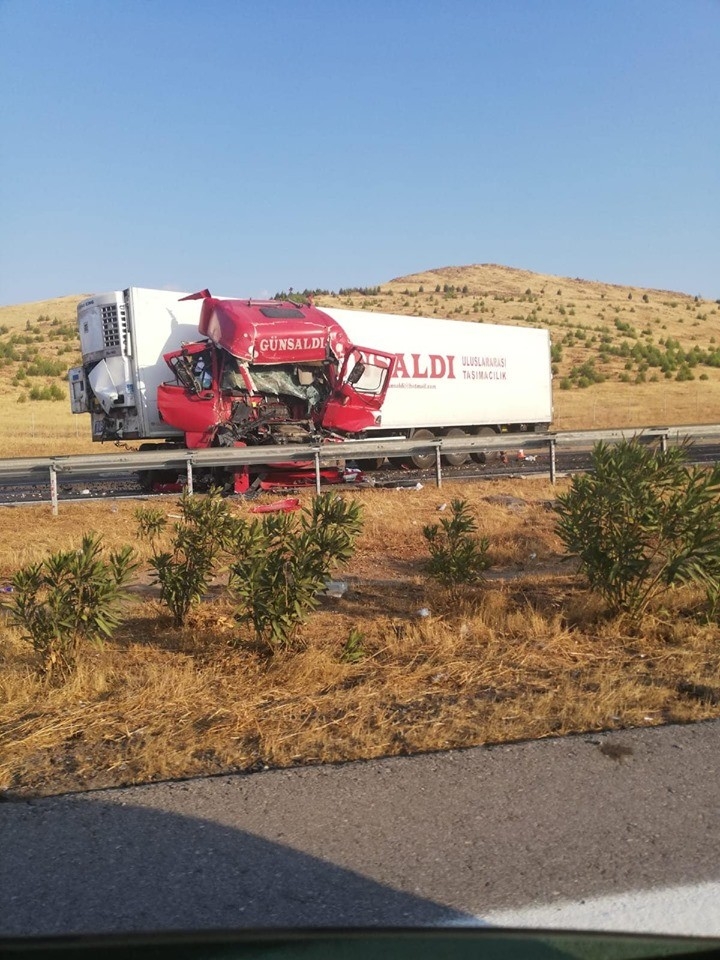 Tır Bariyere Çarptı: 1 Yaralı