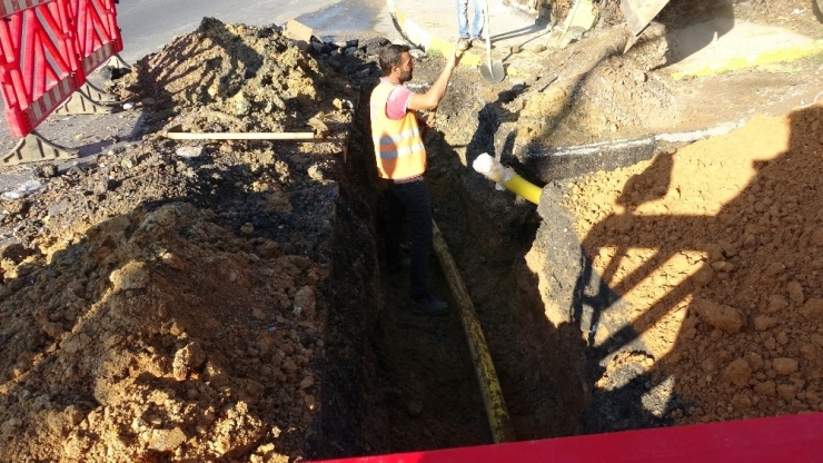 Çalışma Esnasında Su Borusu Patladı, Tazyikli Su Binanın Boyunu Geçti