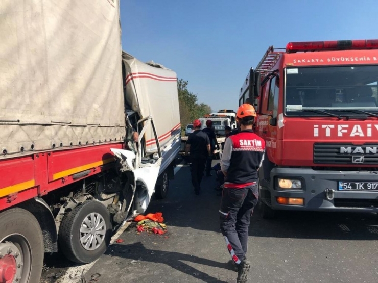 Kamyonet Tıra Çarptı: 1 Ölü