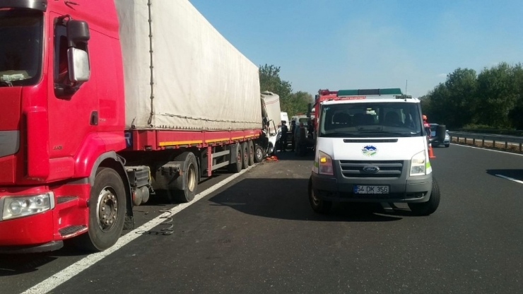 Kamyonet Tıra Çarptı: 1 Ölü