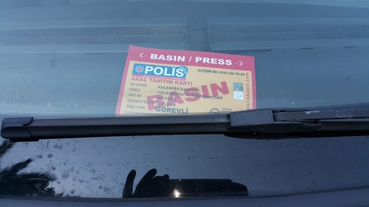 Aracında 4 Farklı Sahte Basın Kartı Olan Sürücü Gözaltına Alındı