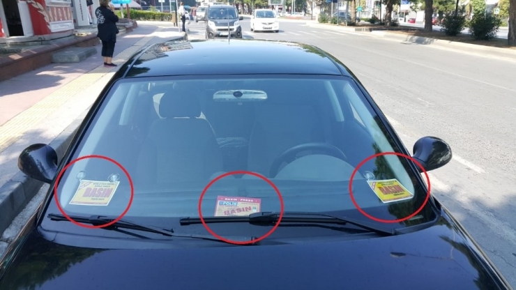 Aracında 4 Farklı Sahte Basın Kartı Olan Sürücü Gözaltına Alındı