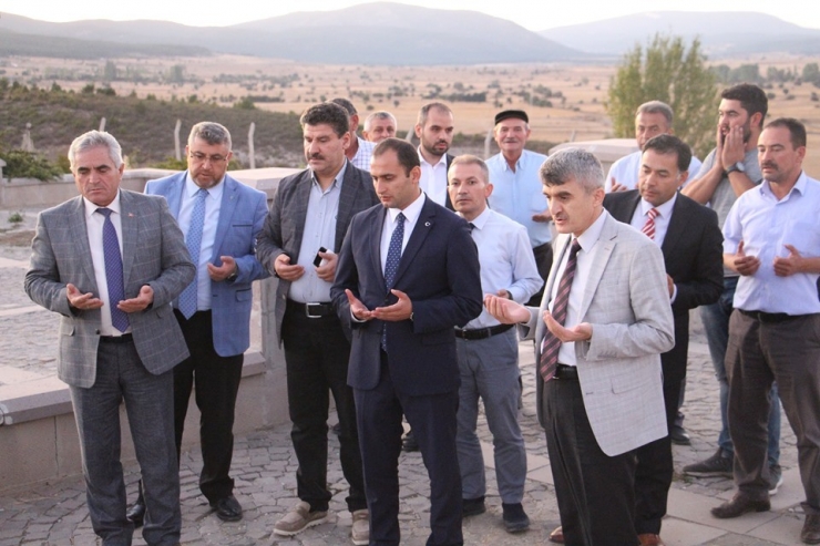 Dumlupınar’da Şehitliği Ziyaret Edip Dua Ettiler