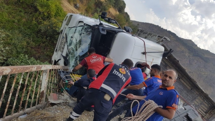 Siirt’te Virajı Alamayan Tuğla Yüklü Tır Devrildi: 2 Yaralı