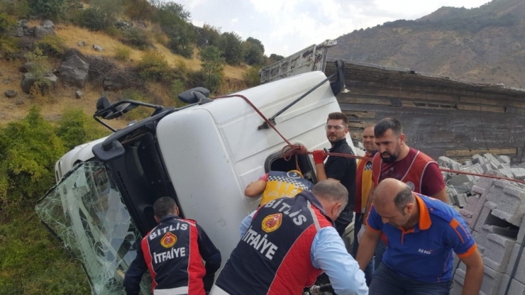 Siirt’te Virajı Alamayan Tuğla Yüklü Tır Devrildi: 2 Yaralı