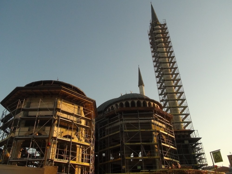 Taksim’de İntihar Girişimi